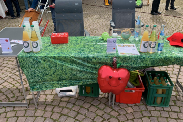 Der Kalletaler Saftladen als Standbetreiber auf dem jährlichen AWO-Gartenflohmarkt in Hohenhausen